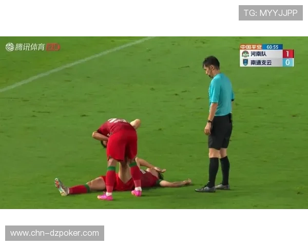 场边队医狂奔救治抽筋选手,看台观众自发鼓掌致意 场边队医狂奔救治抽筋选手,看台观众自发鼓掌致意