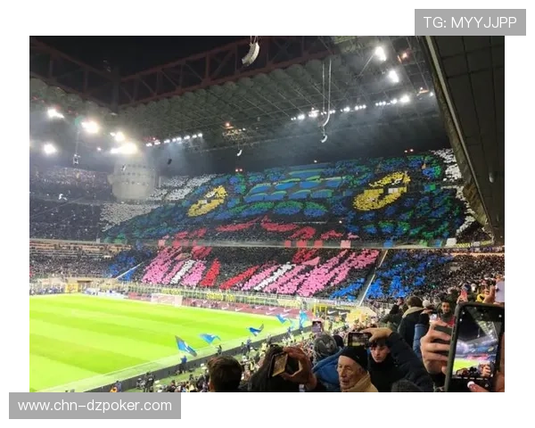 拉齐奥球迷TIFO致敬传奇，奥林匹克球场氛围火热